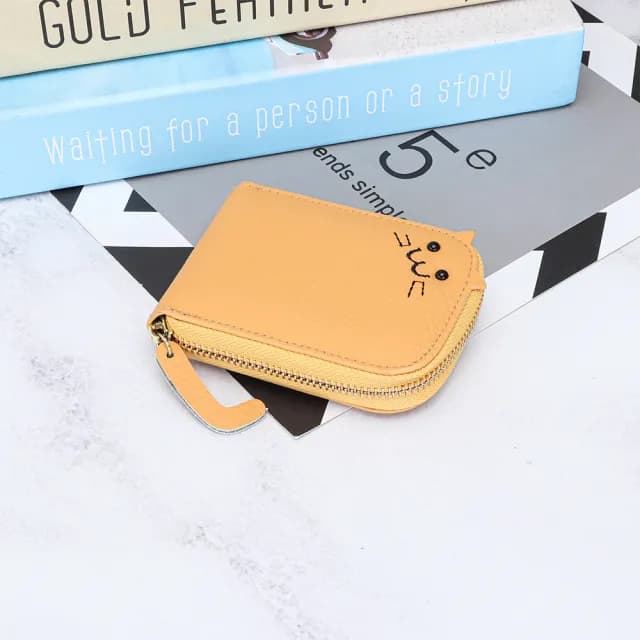 【達賀尊爵】頭層牛皮女士可愛小卡包新款時尚刺繡貓咪零錢包(卡套大容量多卡位)