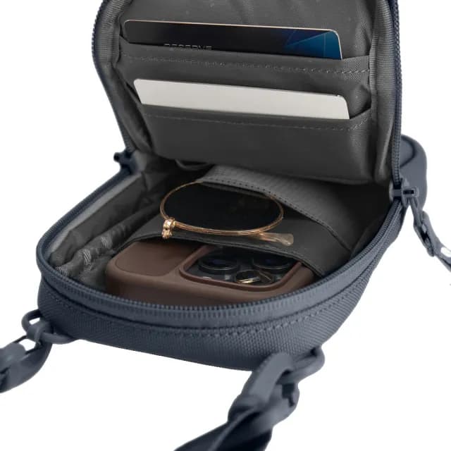 【Incase】母親節禮物 A.R.C. Small Crossbody Bag PU防水塗層 斜背 / 肩背小包(海軍藍)