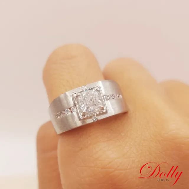 【DOLLY】1克拉 F/VS1 天然鑽石枕型車工14K金求婚鑽石男戒(父親節 長輩送禮 交換禮物首選)