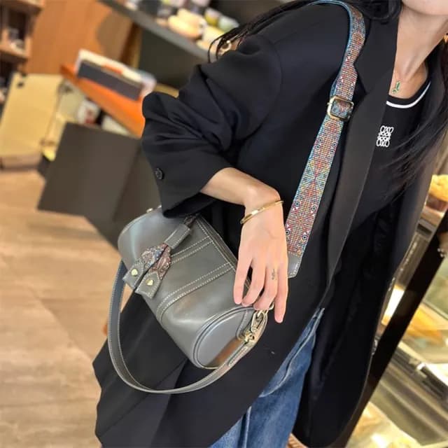 【MoonDy】情人節禮物 包包 側背包 真皮包包 韓國包包 可愛包包 側背小包 枕頭包 圓筒包 牛皮包 紅色包包