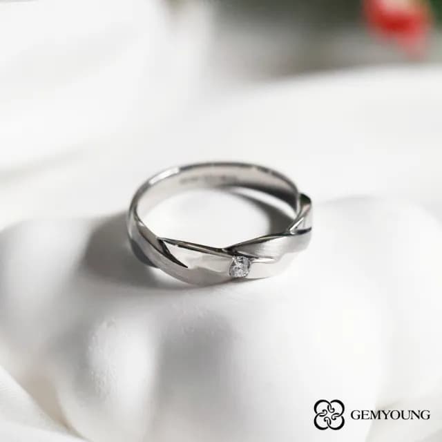 【JING YANG 晶漾】白鋼鑽石戒指0.08克拉簡約麻花旋鈕男戒(生日禮物送禮 優雅百搭)