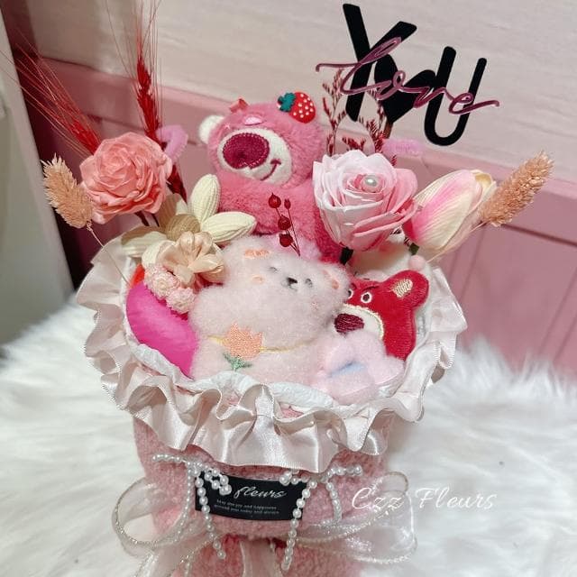 【喜滋滋花藝】敲可愛草莓熊玩偶永生花花束(情人節花束/生日禮物/告白花束/週年慶/畢業花束)