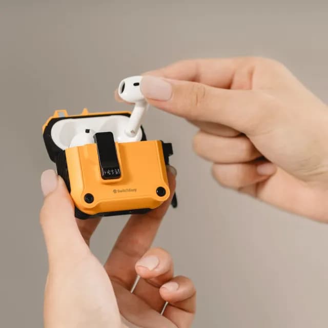 【SwitchEasy 魚骨牌】Rugged Shield AirPods 4 耳機保護殼(按壓磁鐵鎖扣安全便利)