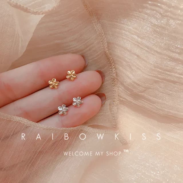 【Umi】新款簡約設計感花朵耳釘 - 潮流隱形小巧養耳耳飾(銀色)