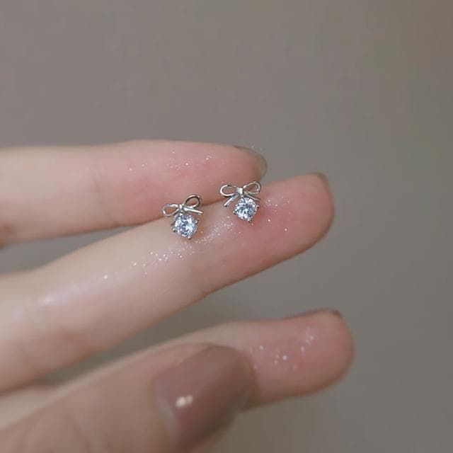 【Umi】輕奢蝴蝶結耳飾｜簡約設計・微鑲閃耀美感(白金色)