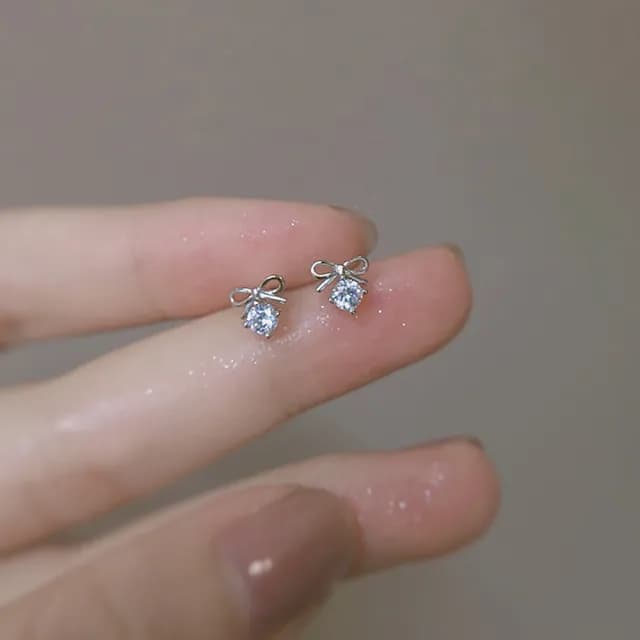 【Umi】輕奢蝴蝶結耳飾｜簡約設計・微鑲閃耀美感(白金色)