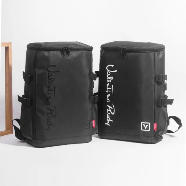 【Valentino Rudy 范倫鐵諾.路迪】百搭休閒圓桶造型大容量後背包(VR-NT65396 七夕情人節禮物 送禮 男包)