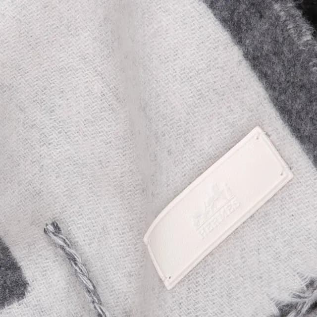 【Hermes 愛馬仕】Casaque Les Sangles喀什米爾雙面圍巾(象牙白 / 灰色)