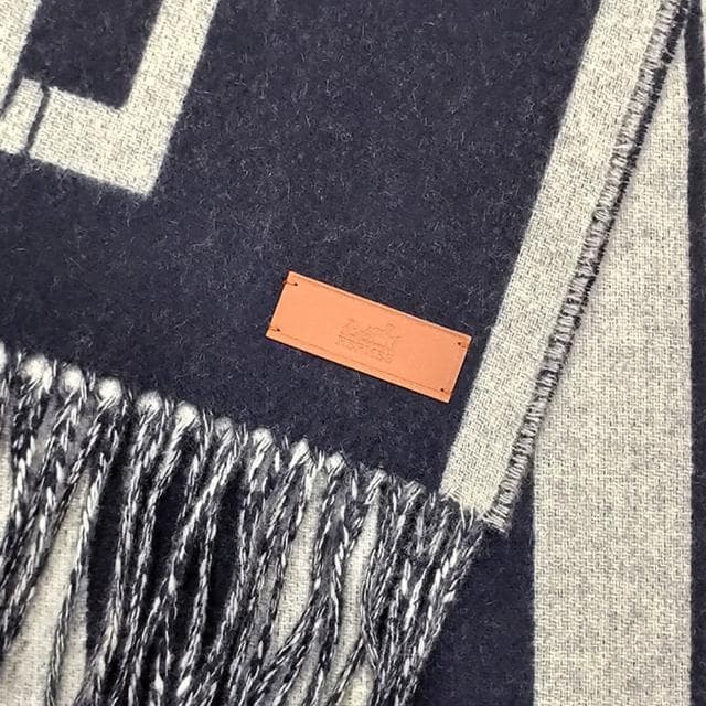 【Hermes 愛馬仕】H259151S 02 Casaque Les Sangles經典羊毛雙面編織流蘇圍巾(藍灰色)