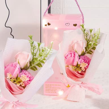 【六分埔禮品】LED玫瑰香皂花康乃馨花PVC禮盒-粉色(Ins生日畢業禮物花束人造花母親節告白情人節求婚)