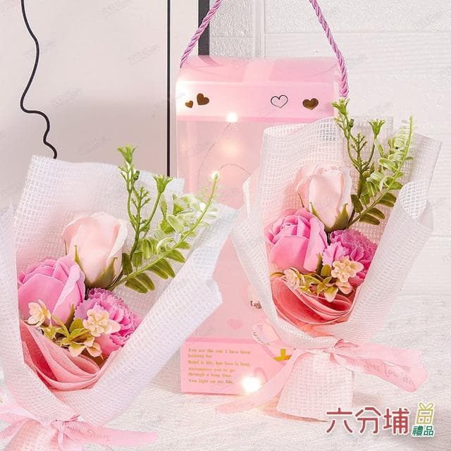 【六分埔禮品】LED玫瑰香皂花康乃馨花PVC禮盒-粉色(Ins生日畢業禮物花束人造花母親節告白情人節求婚)