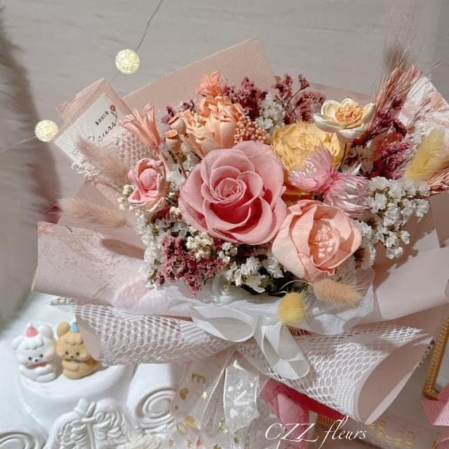 【喜滋滋】蜜糖粉奶茶永生花花束(情人節花束/生日禮物/告白花束/週年紀念/畢業花束/520)