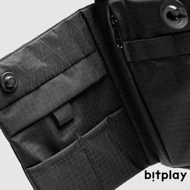【bitplay】618 2L 跨境旅行小包-黑色(隨身/出國/逛街/護照/手機/水壺/錢包/自由行/登機)