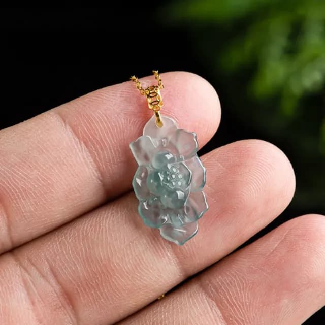 【Penny珮妮】A貨翡翠藍水荷花18K金鑲嵌冰種蓮花吊墜項鍊(母親節 交換禮物 生日 情人節 尾牙 新年 結婚)