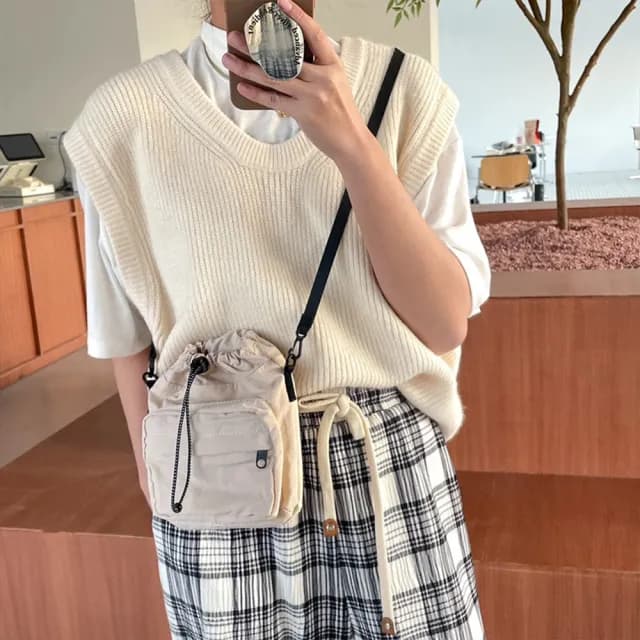 【MoonDy】情人節禮物 包包 女生包包 手機包 側背包 隨身小包 尼龍斜背包 男用包包 輕便小包 奶茶系 日系