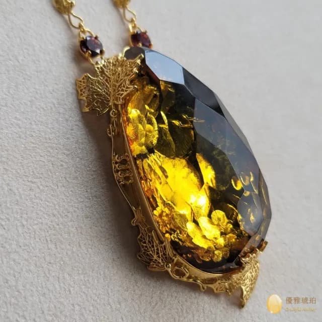 【優雅琥珀】母親節禮物 多面切割 金燦爆花金綠珀項鍊(名設計師手工雕刻作品 具鑑定書)
