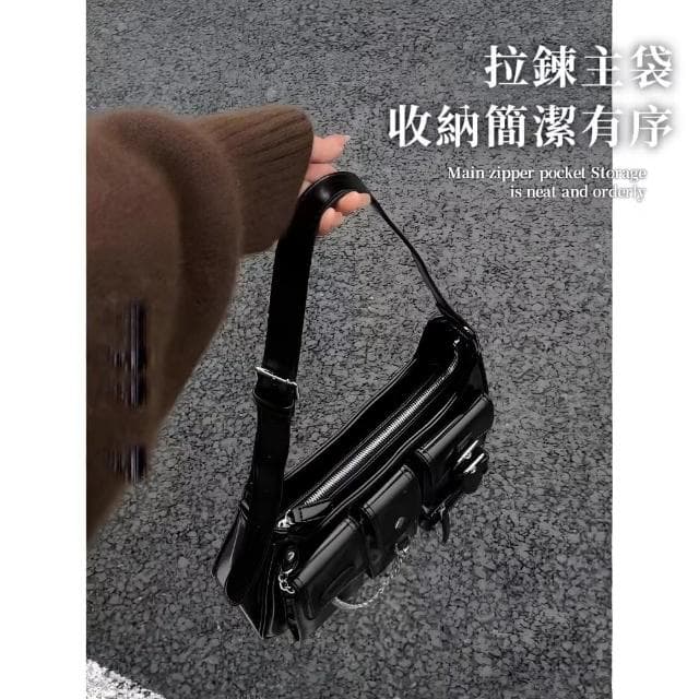 【穿搭單品】母親節禮物 千禧年Y2K酷帥掛鍊機車包(硬挺 多口袋 單肩包 腋下包 純黑色 百搭通勤 女 生日禮物