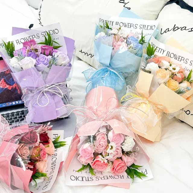 【天使愛美麗】小清新玫瑰花束康乃馨 香皂花 小香風碎冰藍(求婚告白花束生日 情人節 母親節禮物 畢業花束)