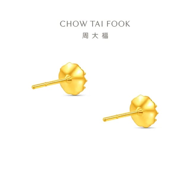 【周大福】時尚花型爆閃小方糖滿天星黃金耳環_計價黃金