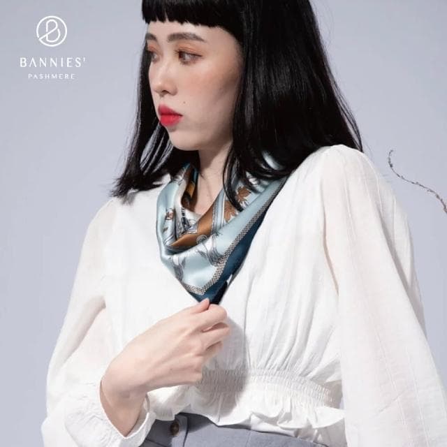 【BANNIES】法式蠶絲方巾｜克洛伊之語 藍(親膚 蠶絲 領巾 絲巾)