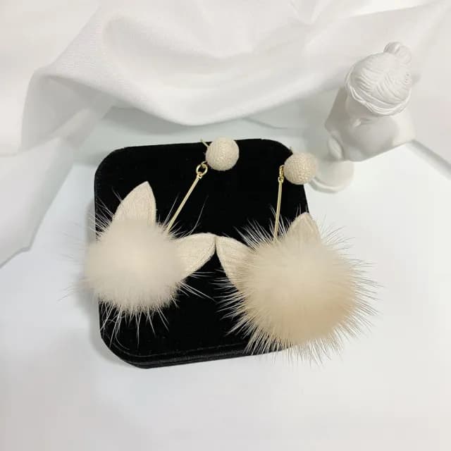 【MISA】韓國設計可愛小貓毛絨球造型夾式耳環(無耳洞耳環 耳夾 夾式耳環 小貓耳環 絨球耳環)