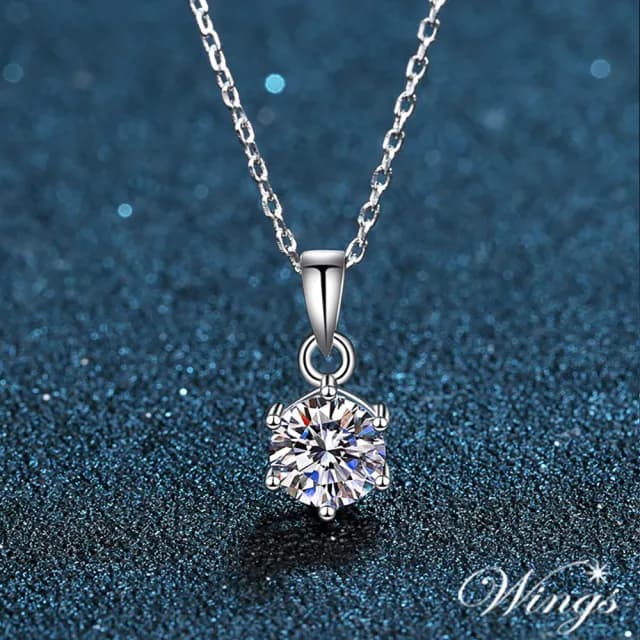 【WINGS】莫桑鑽 925純銀項鍊《經典六爪鑲》一克拉(八心八箭 單鑽 七夕 情人節 求婚 女生禮物送禮 生日)
