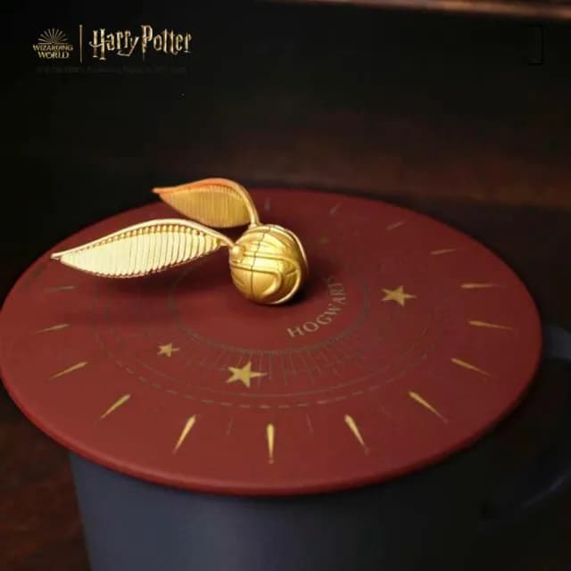 【Harry Potter 哈利波特】週邊正版授權聯名魁地奇金探子紅色矽膠杯蓋(時尚質感裝飾杯子聖誕交換生日禮物)