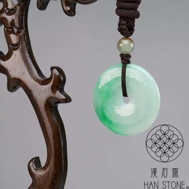 【漢石齋】情人節禮物 天然翡翠A貨 平安扣玉佩吊墜 飄花種帶辣綠(32*32*4mm)