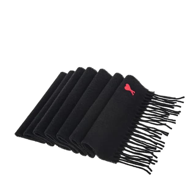 【AMI PARIS】經典品牌紅色小愛心LOGO羊絨流蘇圍巾(黑色)