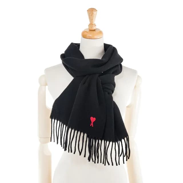 【AMI PARIS】經典品牌紅色小愛心LOGO羊絨流蘇圍巾(黑色)