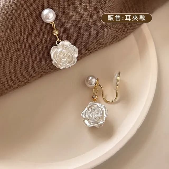 【森林仙氣】高貴感白玫瑰珍珠垂墜耳夾-一對(法式復古 百搭 低調 無耳洞 耳夾式耳環 禮物 穿搭配件)