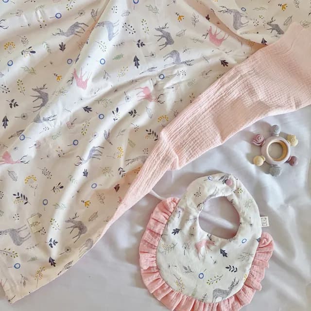 【Lianne baby】鹿影花園嬰兒禮物兩件組/四季薄被荷葉圍兜滿月禮(滿月禮 收涎禮物 週歲禮 彌月禮盒)