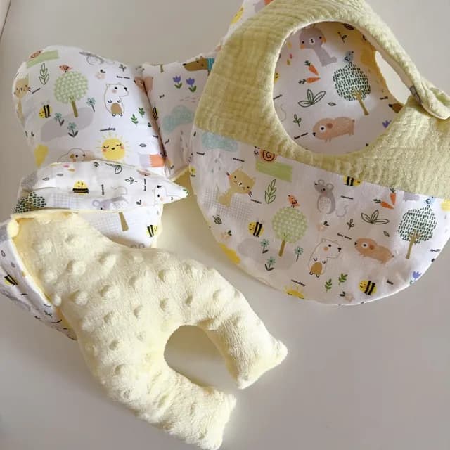 【Lianne baby】綠野莊園豪華彌月禮盒天使枕圍兜樂豆兔滿月禮(滿月禮 收涎禮物 週歲禮 彌月禮盒)