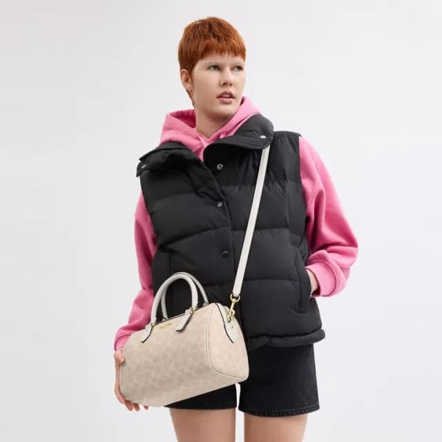 【COACH】蔻馳官方直營 ROWAN經典Logo手袋 斜背包 側背包 斜挎包 手提包-IM/沙黃色/粉筆白色(CV961)