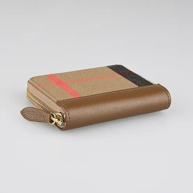 【BURBERRY 巴寶莉】BURBERRY內燙金字LOGO格紋帆布拼牛皮4卡ㄇ形拉鍊卡夾零錢包(土棕)