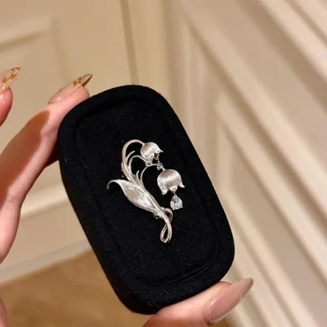 【Penny珮妮】輕奢復古拉絲鈴蘭花胸針(母親節 情人節 生日禮物 交換禮物 送女友 尾牙 新年 結婚)