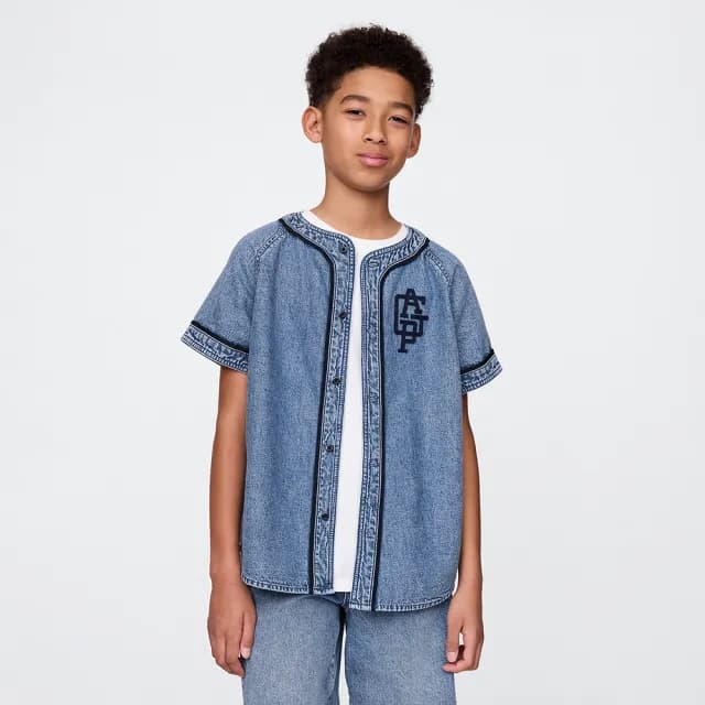 【GAP】男童裝 Logo純棉圓領短袖牛仔襯衫-中度水洗(775113)