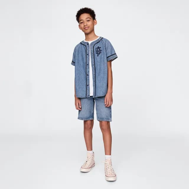 【GAP】男童裝 Logo純棉圓領短袖牛仔襯衫-中度水洗(775113)