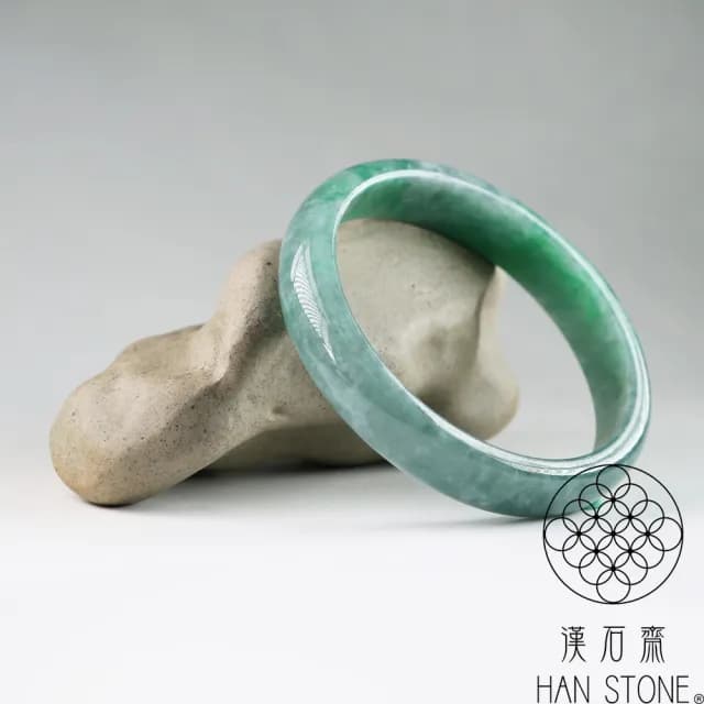 【漢石齋】情人節禮物 天然翡翠A貨 手鐲玉鐲 藍水飄花種帶辣綠(手圍17.2/版寬11mm)