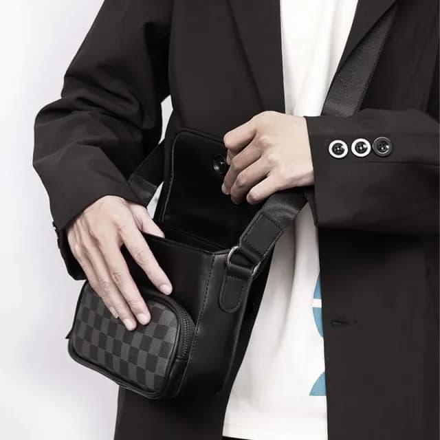 【LEESA】父親節禮物 高級感\側背包\休閒包\通勤包\質感\防水包 \小方包\郵差包\翻蓋小包\斜背包\包包\單肩