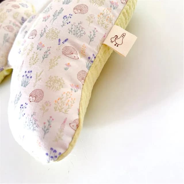 【Lianne baby】彌月禮盒組 台灣手作韓國天然染色嬰兒被圍兜蝴蝶枕 草地刺蝟組(嬰兒被 滿月禮 嬰兒禮物)