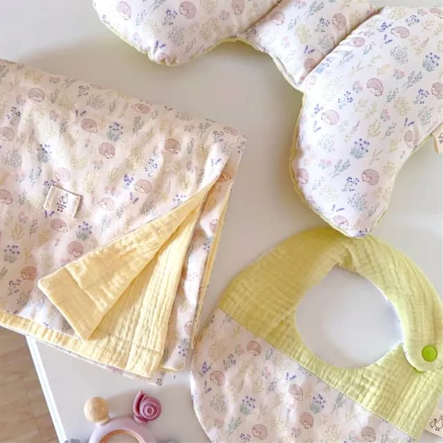 【Lianne baby】彌月禮盒組 台灣手作韓國天然染色嬰兒被圍兜蝴蝶枕 草地刺蝟組(嬰兒被 滿月禮 嬰兒禮物)