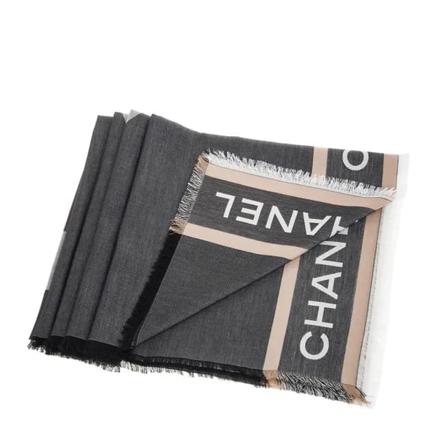 【CHANEL 香奈兒】新款大雙C LOGO簡約灰色大款羊毛圍巾/披肩