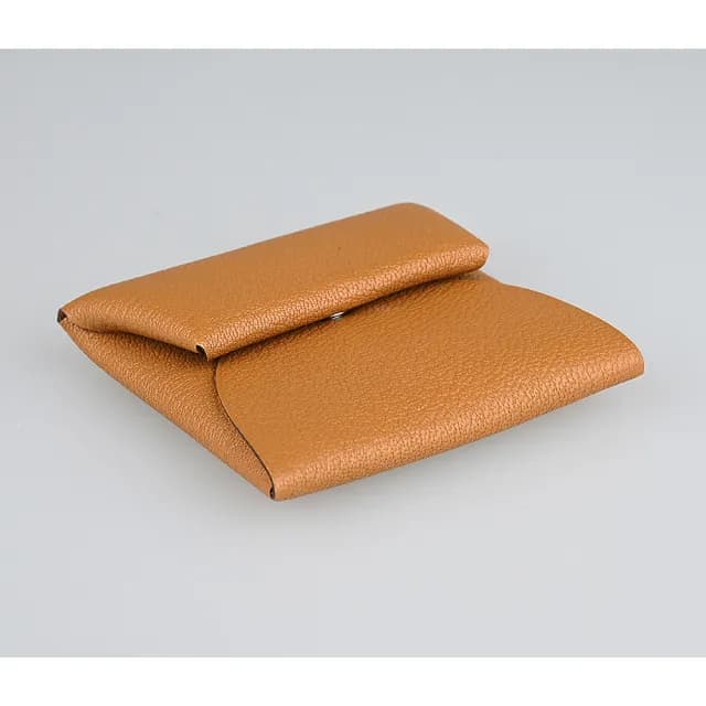 【Hermes 愛馬仕】HERMES BASTIA內燙銀LOGO山羊皮釦式零錢包(焦糖棕)
