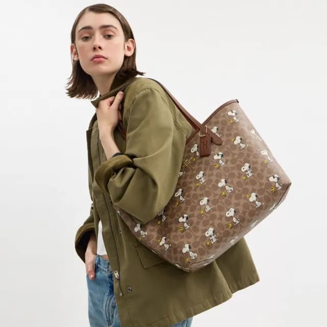 【COACH】蔻馳官方直營 COACH X PEANUTS CITY經典Logo SNOOPY印花托特手袋-IM/棕黃色/棕色 混合色(CBJ89)