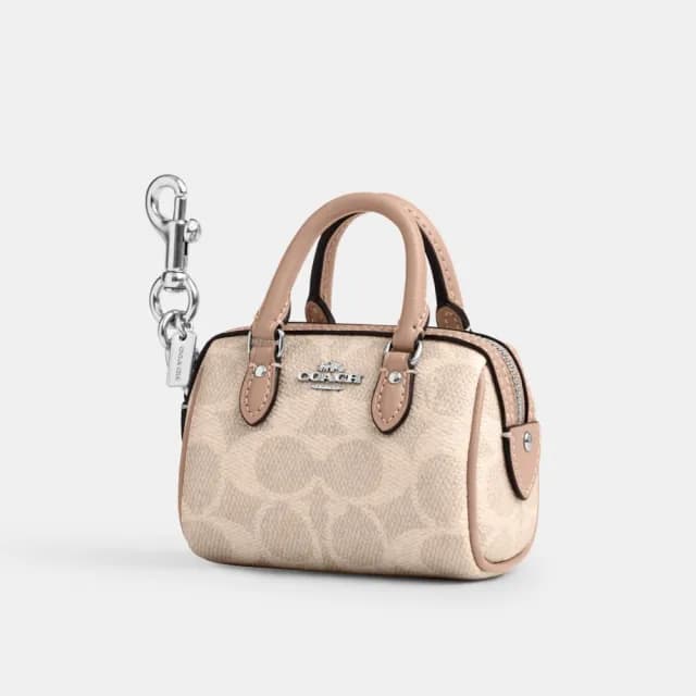 【COACH】蔻馳官方直營 ROWAN 經典Logo迷你手袋掛件 鑰匙圈 掛飾 吊飾-SV/沙黃色/灰褐色(CX068)