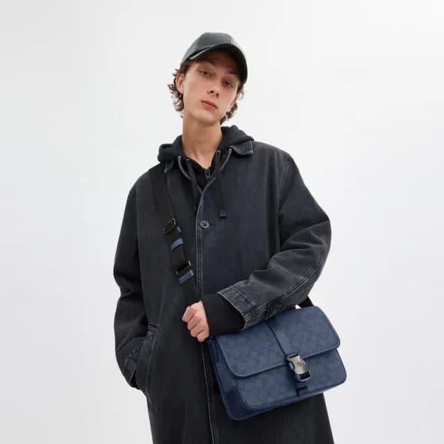 【COACH】蔻馳官方直營 LEAGUE經典Logo郵差包 騎行手袋 騎行包 斜背包-水洗布藍色(CU041)