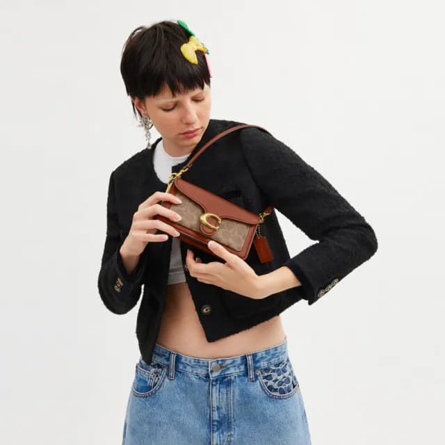 【COACH】蔻馳官方直營 TABBY 經典Logo20號單肩手袋 單肩包 肩背包-B4/棕黃色 焦糖色(CY200)