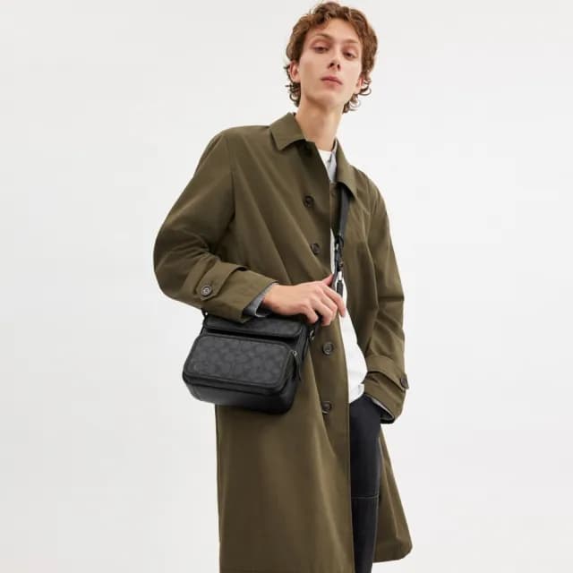 【COACH】蔻馳官方直營 SULLIVAN經典Logo翻蓋斜背手袋-QB/炭黑色/黑色(CZ396)