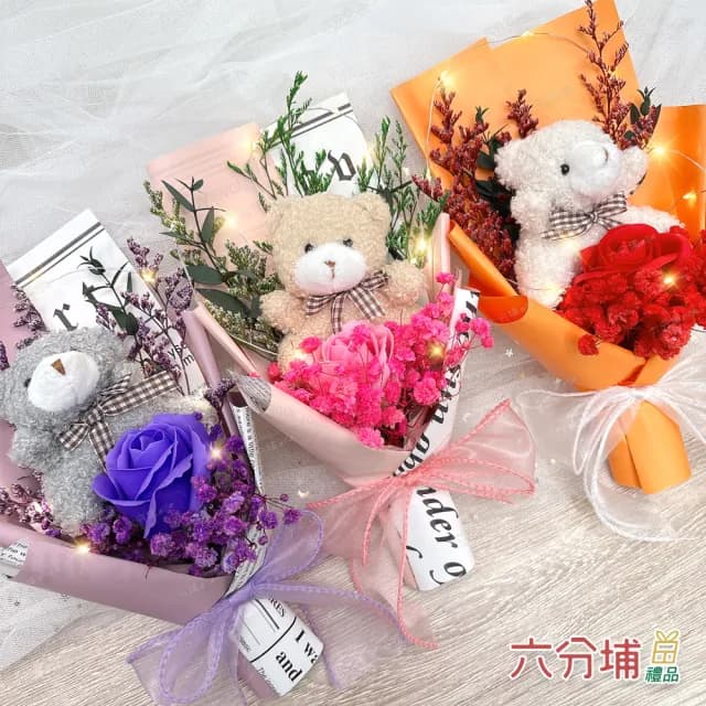 【六分埔禮品】柔柔玫香小熊滿天星LED香氛花束-多色任選(擺飾玫瑰花束情人節母親節畢業禮物人造花)